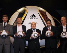 الكرة الرسمية لكأس العالم 2010 .