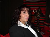 الفنانة التشكيلية آمنة النصيري