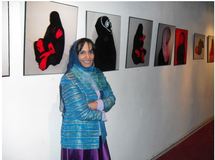 الفنانة ايمنية في معرضها الاخير