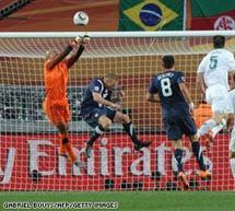 هاوارد يبعد إحدى تسديدات منتخب سلوفينيا