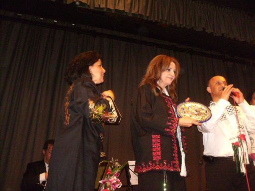 الفنانة عزة بلبع ...موعد في الصيف الساخن