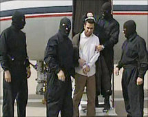 عبدالملك ريغي اثناء جلبه بالقوة الى ايران في عملية استخبارية - ارشيف