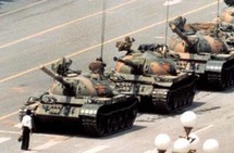 أرسل الجيش دباباته إلى الميدان لقمع احتجاجات الطلبة