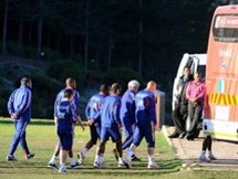 لاعبو المنتخب الفرنسي يرفضون التدريب احتجاجا على استبعاد زميلهم أنيلكا ومديرهم يستقيل 