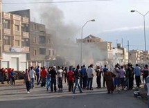 رشق المتظاهرون الغاضبون ديوان مجلس المحافظة بالحجارة مطالبين باقالة وزير الكهرباء ومحافظ البصرة رشق المتظاهرون الغاضبون ديوان مجلس المحافظة بالحجارة مطالبين باقالة وزير الكهرباء ومحافظ البصرة