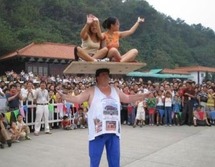 بعد نموذج الأم الخارقة .... الأب الخارق مفهوم جديد ومهام لن يرغب كثير من الرجال في أدائها