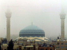 مصلون في مسجد الزهراء في أربد الأردنية يضربون  امام مسجد  بسبب انتقاده لحسن نصرالله