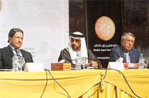 محمد بن عيسى ووزير الثقافة المغربي وبينهما الشيخ حامد بن زايد بن سلطان آل نهيان في احدى ندوات العام الماضي