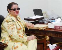 ظبية خميس على مكتبها الذي لم يعد مكتبها بعد الحادثة