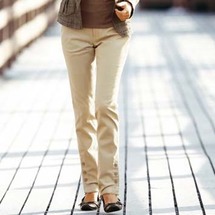 الفائزة بجائزة الأغنية الأوربية تشجع النساء على اعادة اكتشاف سراويل الجينز المترهلة