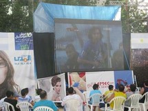 لبنانيون يتابعون المونديال عبر شاشة عرض كبيرة