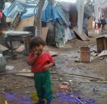 كانت الأم تعيش مع طفلها وسط ظروف اجتماعية بالغة الصعوبة