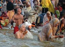 الاستحمام بالماء المقدس واحد من أهم طقوس البوذية