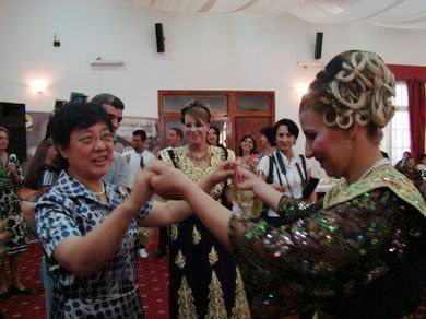 رقصة متوازنة ...عقيلة السفير الصيني في الجزائر تحضر حفلا خيريا لدعم المسنين