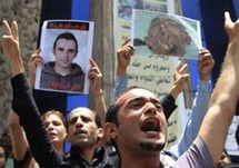 متظاهرون يرفعون صورة الشاب المصري خالد محمد سعيد متظاهرون يرفعون صورة الشاب المصري خالد محمد سعيد