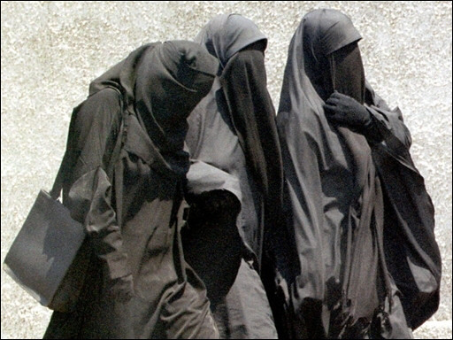 وزير التربية السوري يصدر قرارا بنقل الف معلمة منقبة من حقل التعليم حفاظا على  العلمانية