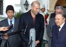 آخر ظهور لمصطفى بوتفليقة اثناء استقبال شقيقه للاعب زيدان