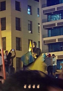 حزب الله يرفع علمه فوق تمثال الحريري الاب