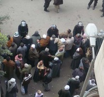 حاول المحامون اقتحام مقر المحكمة لإخراج اثنين من زملائهم حاول المحامون اقتحام مقر المحكمة لإخراج اثنين من زملائهم