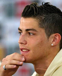 نجم كرة القدم البرتغالي كريستيانو رونالدو