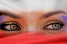 أصبحت المطلقة الروسية انا تشابمان الحديث المثير للصحف الشعبية