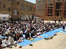 أهالي مدينة القاعدة يصلون في الشوارع ويدعون للتخلص من الفقر والجريمة