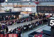 مشرف برج المراقبة في اكبر مطارات تايوان يقيم حفلات سكر داخل البرج