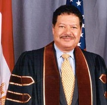 العالم المصري أحمد زويل الحاصل على جائزة نوبل