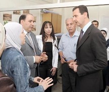 الرئيس السوري بشار الأسد أثناء افتتاح مركز خدمة المواطن قبل فترة قصيرة _ ارشيف