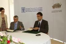 محمد بن عيسى "شمال " والدكتور سامي المصري اثناء توقيع اتفاقية التفاهم