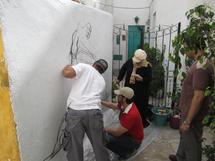 فنانو الامارات امام جداريتهم في اصيلة