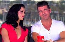 سيمون كويل و احدى صديقاته