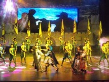 جانب من مسرحية صلاح الدين لفرقة إنانا المسرحية