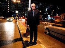 مشهد من الفيلم :السجين السياسي كريم يجد نفسه فجأة واقفًا في الشارع