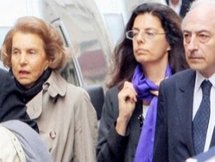 ليليان بيتانكور مع بعض مساعديها . ليليان بيتانكور مع بعض مساعديها .
