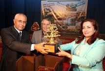 وفاء العمراني تتسلم الجائزة نيابة عن حنا مينه ومعها محمد بن عيسى ومبارك ربيع