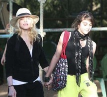 مادونا وابنتها لولا