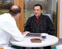 الرئيس المصري حسني مبارك في ألمانيا حيث أجرى مؤخرا عملية جراحية