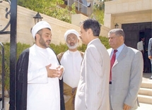 الشيخ محمد حبيب المقداد (يسار) - ارشيف