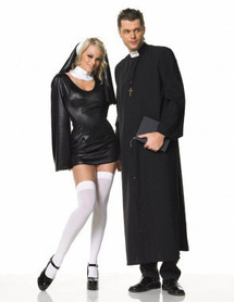 اتهم القس بملامسة ثلاث فتيات في المرحلة الابتدائية بشكل مخل للآداب