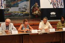 محمد بن عيسى "الثاني من اليمين" ومجموعة من المشاركين في الحلقة النقاشية عن الثقافة الدبلوماسية