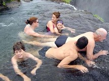 ضيقة وفاضحة .... شركة استرالية تقوم بحملة ترويجية لملابس السباحة الموسمية في لندن