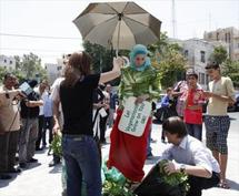 سيدة أردنية ترتدي ثوبا من الخس