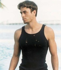 المغني الأسباني الشهير انريكي إجلاسيس