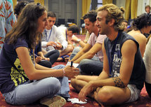 في هذا المخيم يلتقي الشباب الفلسطيني بنظرائهم من إسرائيل، ويتقابل شباب الصرب مع الشباب الألباني من كوسوفو لأول مرة على أرض محايدة