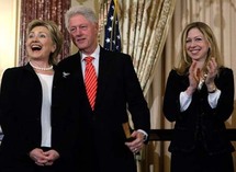 تشيلسي كلينتون مع والديها