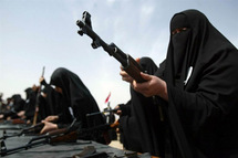 عراقيات يتدربن على استخدام البنادق والمسدسات