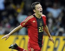 اللاعب مسعود أوزيل