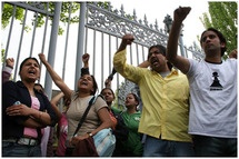 موظفو الحكومة السريلانكيون يحتجون بعد صدور أمر بربط موظف الى شجرة