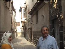 رشا فاضل " مجنونة الشاعر- الا نسان "تذرف دموع الحنين عند قبر نزار قباني في دمشق 